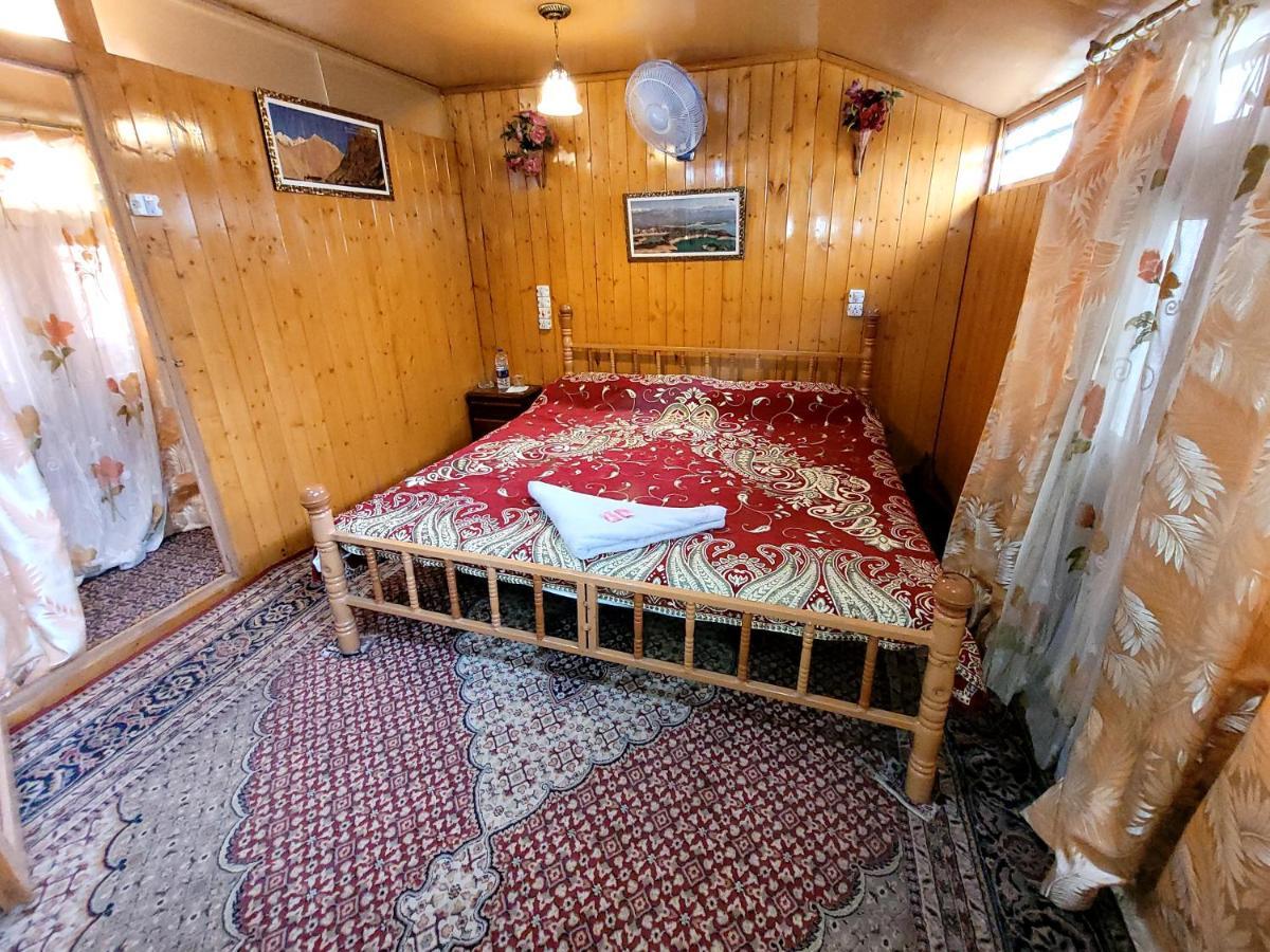 Tashkand Houseboat Srīnagar Exterior foto