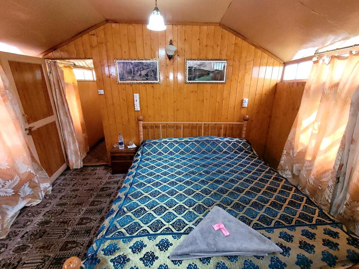 Tashkand Houseboat Srīnagar Exterior foto