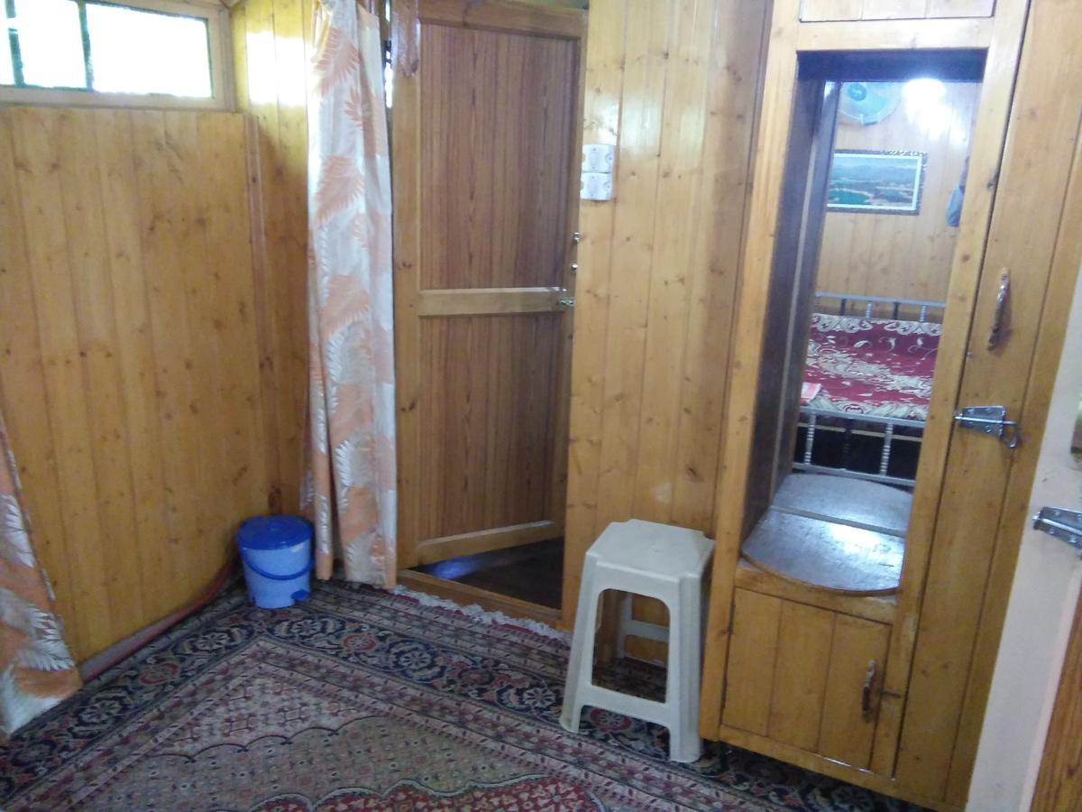 Tashkand Houseboat Srīnagar Exterior foto